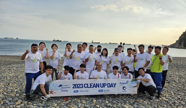 ▲22일 부산시 영도구 감지해변에서 진행된 ‘국제 해안 클린업데이’ 행사에서 동원산업 직원들이 기념 사진 촬영을 하고 있다
