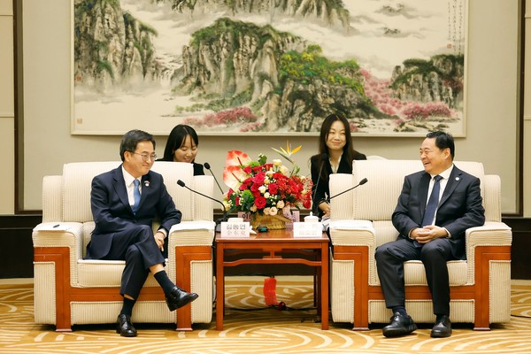 김동연 경기도지사(왼쪽), 하오펑 랴오닝성 당서기