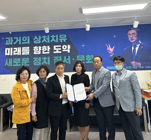 ▲ 1일 농단연 관계자들은 국회 법제사법위원회 야당 간사인 소병철 의원 순천 사무실을 방문해 성명서를 전달했다.