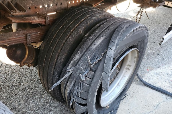 ▲트럭에 장착한 새 타이어가 터져 차주가 큰 불편을 겪었다.