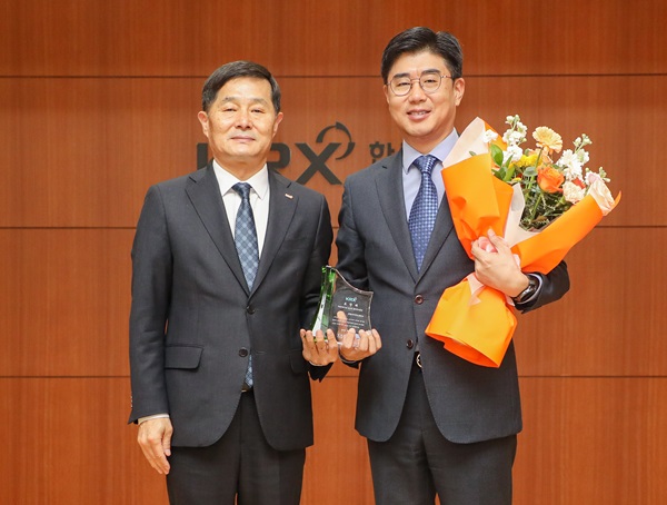 ▲김대석 현대지에프홀딩스 재무전략담당 상무(오른쪽)와 양태영 한국거래소 유가증권시장본부장