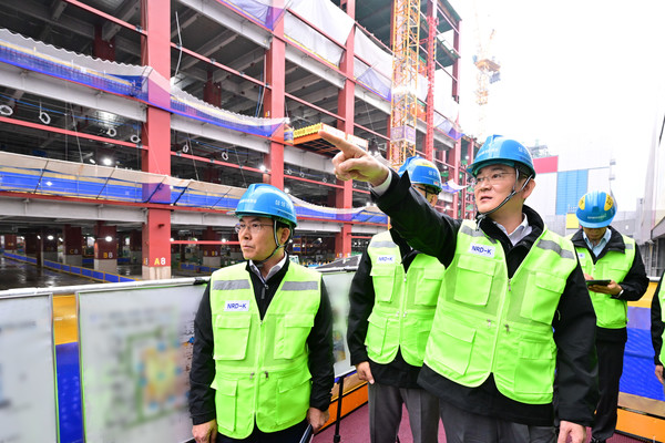 지난해 10월 삼성전자 기흥캠퍼스를 찾아 차세대 반도체 R&D 단지 건설 현장을 점검하고 있는 이재용 회장