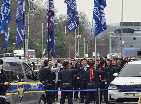 ▲기아 노조는 29일 오후 서울 양재동 현대차그룹 본사 앞에서 특별성과급 즉시 지급을 요구하는 항의 집회를 열었다.