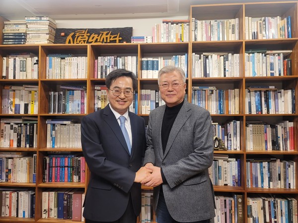 김동연 경기도지사(왼쪽), 문재인 전 대통령