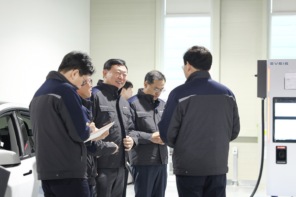 이브이시스 스마트팩토리 청주 신공장을 방문한 신동빈 롯데 회장(왼쪽 세 번째)