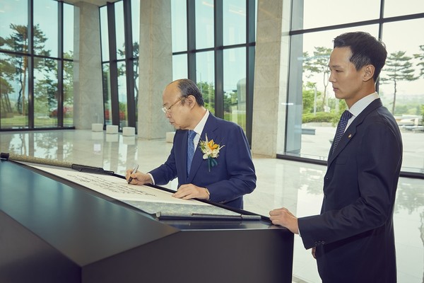 김승연 한화그룹 회장(왼쪽), 김동원 한화생명 최고글로벌책임자
