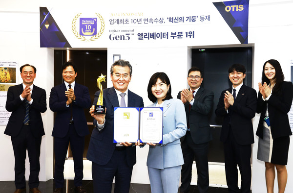 조익서 오티스 코리아 대표(왼쪽), 황은주 한국경영인증원장