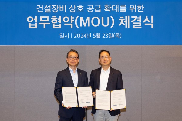 스캇 박 두산밥캣 부회장(오른쪽), 조영철 HD현대인프라코어 사장