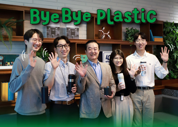 ▲ 배영한 우미건설 총괄사장(사진 가운데)과 직원들이 '바이바이 플라스틱 챌린지'에 참여하고 있다.