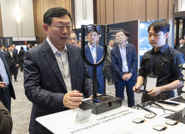 2024 롯데 인베스트먼트 쇼케이스에서 신동빈 롯데 회장이 고해상도 AR용 글래스 생산 스타트업 '레티널'의 기술 설명을 듣고 있다.