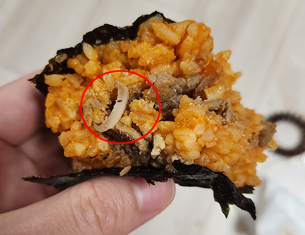 삼각김밥에서 발견된 딱딱한 이물질