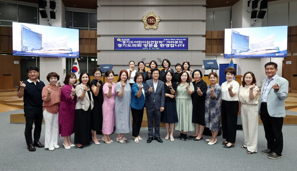 ▲문형근 위원장(앞줄 가운데)이 정담회 참석자들과 기념촬영을 하고 있다