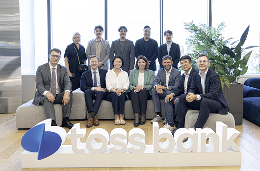 ▲ 이은미 토스뱅크 대표(앞줄 왼쪽에서 세번째)와 긴터레이 스케이 리투아니아 재무부 장관을 비롯한 양측 대표단들이 28일 오후 토스뱅크 본사에서 기념촬영을 하고 있다.