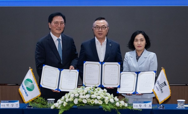 ▲박상신 DL이앤씨 대표(왼쪽)와 황주호 한수원 사장(가운데)
