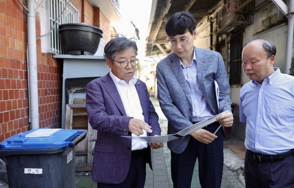 ▲서울영등포 공공주택지구 조성 사업 진행 상황을 살펴보는 김헌동 SH공사 사장(왼쪽 첫 번째)