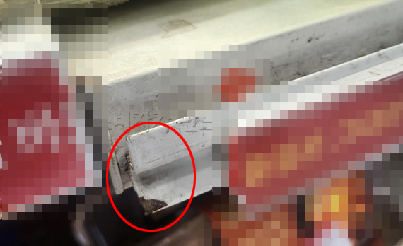 ▲ 물건을 고르던 중 날카로운 매대해 긁혀 상처가 났다