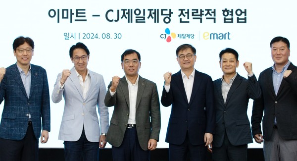 ▲(왼쪽부터)김상익 CJ제일제당 식품한국총괄, 박민석 CJ제일제당 식품사업부문 대표, 강신호 CJ제일제당 부회장, 한채양 이마트 대표이사, 황운기 이마트 상품본부장, 이형순 이마트 HomeMeal 담당