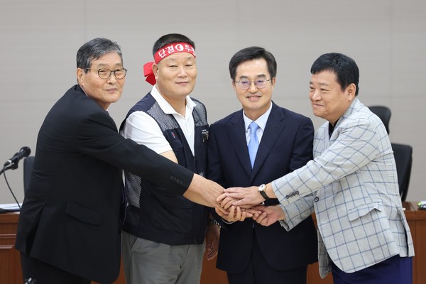 왼쪽부터 경기지방노동위원회 특별조정위원회 의장(공익위원), 이기천 경기도버스노동조합협의회 의장, 김동연 경기도지사, 김기성 경기도버스운송사업조합 이사장
