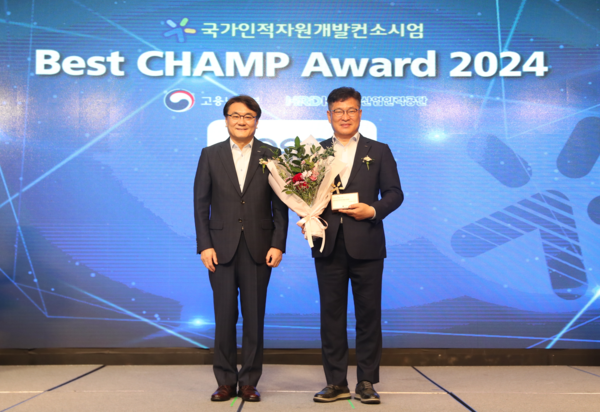 ▲한국산업인력공단 이우영 이사장(왼쪽), 포스코 양병호 경영지원본부장