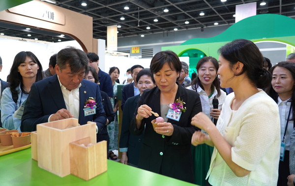 ▲지난 5일 2024 대한민국 농업박람회 '풀무원지구식단' 홍보 부스에 방문한 송미령 농림축산식품부 장관(앞줄 가운데)이 풀무원 식물성 제품에 대해 풀무원식품 박종희 상무(앞줄 오른쪽)의 설명을 듣고 있다