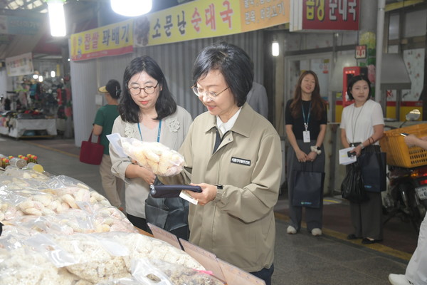 ▲오유경 식약처장이 청주시 가경터미널시장을 방문해 장을 보고 있다