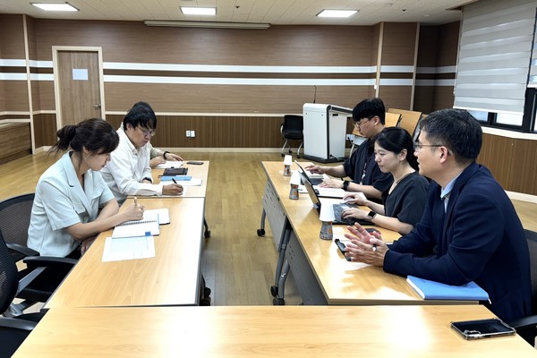 ▲경기도교육청 관계자들이 성남교육지원청을 방문해 컨설팅하는 모습