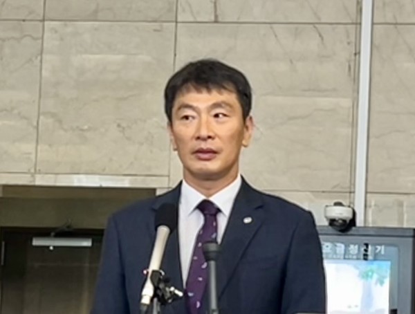 ▲10일 이복현 금융감독원장이 기자들과 만나 질문에 답하고 있다.