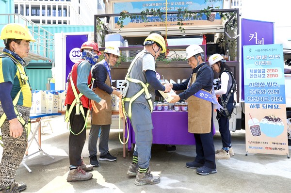 ▲현장 근로자들에게 명절 기념품을 지급하고 있는 김헌동 SH공사 사장(오른쪽 두 번째).