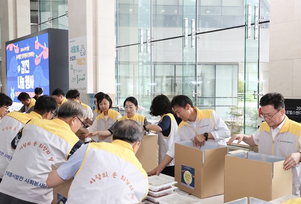 ▲김영문 동서발전 사장(오른쪽 두번째)과 임직원들이 명절음식꾸러미를 포장하고 있는 모습