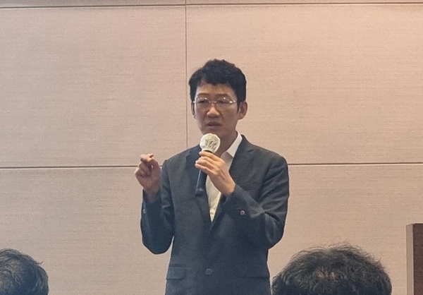 ▲이호근 대덕대학교 교수가 브레이크 시스템을 주제로 발표하고 있다