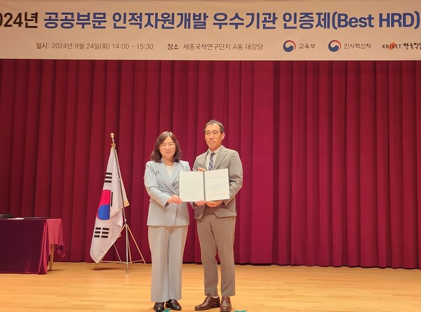 ▲심우섭 SH공사 기획경영본부장(오른쪽)과 김주연 교육부 인재양성정책과장