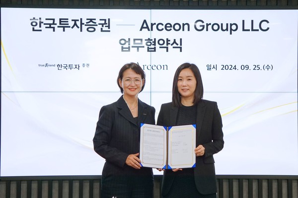 ▲신경애 한국투자증권 GWM전략담당(왼쪽)과 크리스틴 서 알시온그룹 대표가 25일 MOU 체결 후 기념사진을 촬영하고 있다.