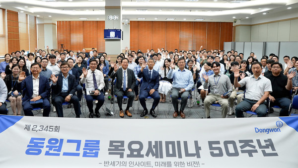 ▲26일 서울시 서초구 동원산업빌딩에서 김남정 회장(앞줄 오른쪽 세번째)을 비롯한 동원그룹 임직원들이 김성근 전 야구 감독(앞줄 오른쪽 네번째)과 기념 촬영을 하고 있다