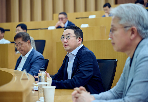 구광모 LG그룹 회장(가운데)