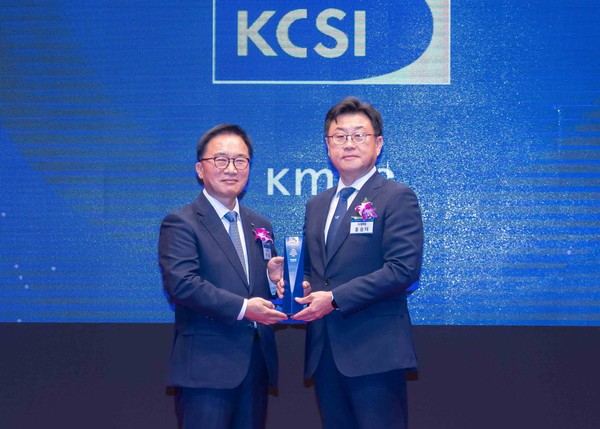 ▲홍승태 SKT 고객가치혁신담당(오른쪽)이 한수희 한국능률협회컨설팅 대표이사로부터 인증패를 수여받고 있다