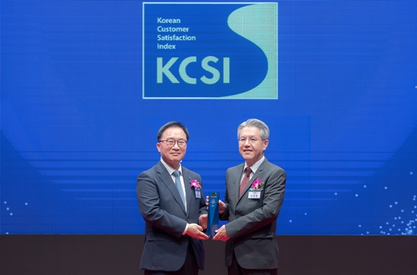 ▲26일 서울 중구 신라호텔에서 진행된 2024 한국산업의 고객만족도(KCSI) 시상식에서 한수희 한국능률협회컨설팅 대표이사(왼쪽)와 서장원 코웨이 대표이사(오른쪽)가 기념촬영하고 있다