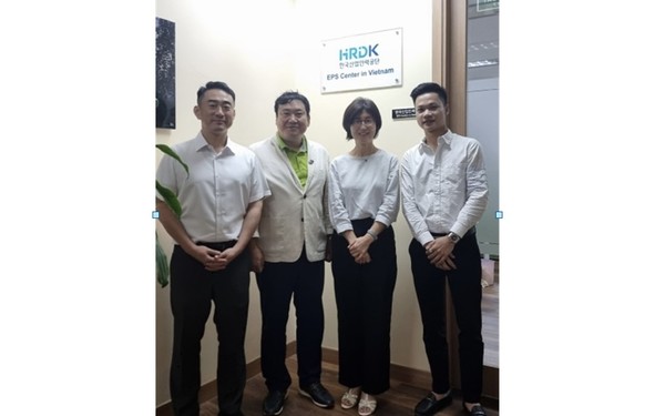 ▲왼쪽부터 이종열 부센터장, 이주형 해외취업 옴부즈맨, 윤재연 센터장, Van Thanh(한국 취업 청년)
