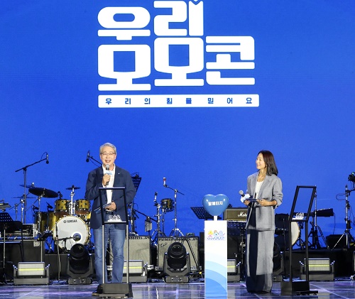 ▲ 임종룡 우리금융그룹 회장(왼쪽)과 우리은행 모델 김희애 배우(오른쪽)가 모모콘 무대에 올라 '우리 루키(Look & Hear) 프로젝트' 시즌2를 직접 발표하고 있다.