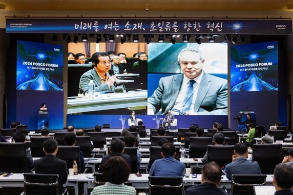 ▲1일 송도 포스코 글로벌R&D센터에서 열린 '2024 포스코포럼'에서 장인화 회장이 마크 레너드 유럽외교협회 공동창립자 겸 집행이사와 대화를 나누고 있다.