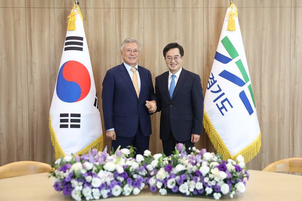 문재인 전 대통령(왼쪽), 김동연 경기도지사