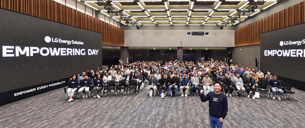 ▲LG에너지솔루션 비전공유회에서 CEO 김동명 사장이 구성원들과 기념사진을 찍고 있다.