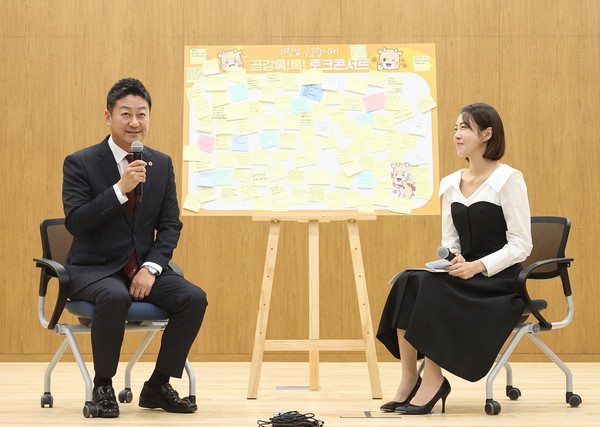 ▲김진경 의장(왼쪽)이 의회 사무처 직원들과 대화하고 있다