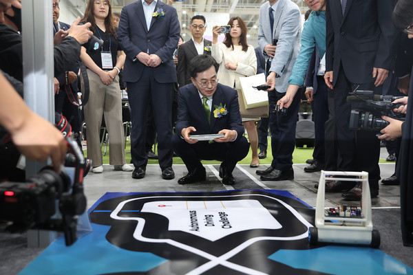 2024 경기도 KB굿잡(JOB) 페스티벌에 참석한 김동연 경기도지사