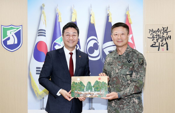 ▲김진경 의장(왼쪽)이 육군 제51보병사단 관계자와 기념사진을 촬영하고 있다.