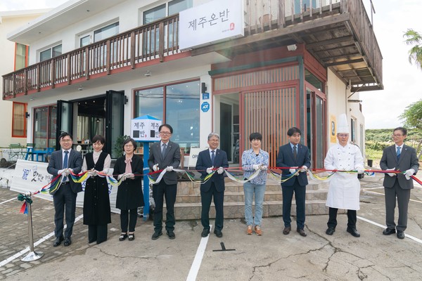 ▲맛있는 제주만들기 27호점 재개장식에 참석한 관계자들이 테이프 컷팅을 진행하고 있다. (왼쪽 두번째부터)오주연 신라면세점 제주점장, 김명재 제주특별자치도 보건위생과장, 고승철제주관광공사 사장, 이상봉 제주특별자치도의회 의장, 조미진 27호점 식당주, 이용탁 JIBS 사장,정종범 제주신라호텔 총주방장, 김승권 세스코 법인전략부장
