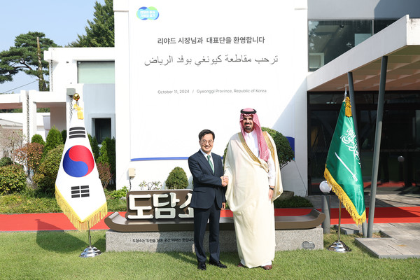 김동연 경기도지사(왼쪽), 파이살 빈 에야프 리야드시장