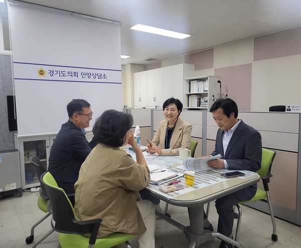 ▲문형근 의원과 이채명 의원이 면담을 진행하고 있다.