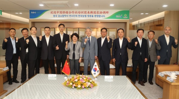 ▲ 강호동 농협중앙회장(왼쪽에서 7번째)과 공소합작사 연수단이 기념촬영을 하고 있다.