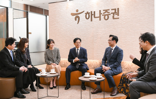 ▲강성묵 하나증권 대표이사(가운데).