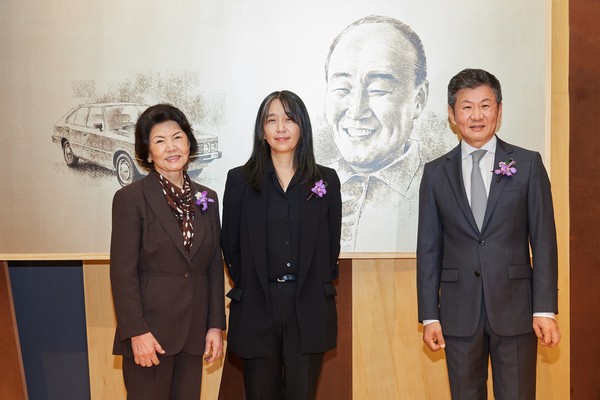 왼쪽부터 박영자 여사, 한강 작가, 정몽규 이사장